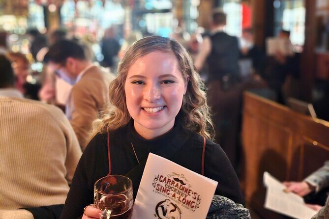 Pub Crawl and Sing along London Experience - Stop 1: the Dickens-favorite tavern moment