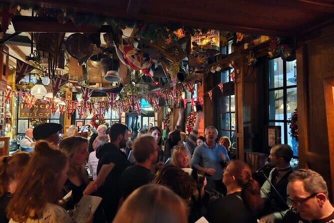 Pub Crawl and Sing along London Experience - The snacks and what to expect from a British bar-food break