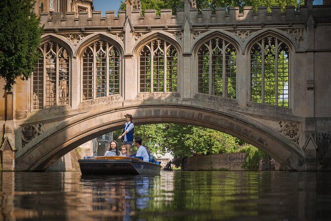 Punting Tour in Cambridge - Shared punts, crowds, and the reality of commercial congestion
