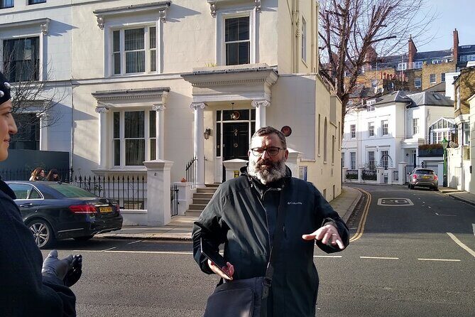 Queen Highlights Walking Tour of London - Group size and hearing your guide: why it matters more than you think