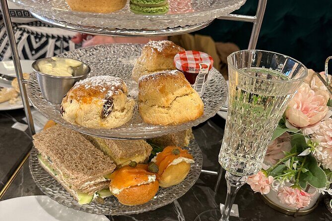 Royal English Walking Food Tour With London Food Tours - Guides and stories: the royal angle that makes it more than snacks