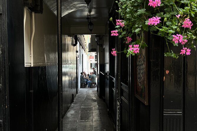 Royal Historic Pubs Walking Guided Tour in London - Weather, timing, and who this tour suits best
