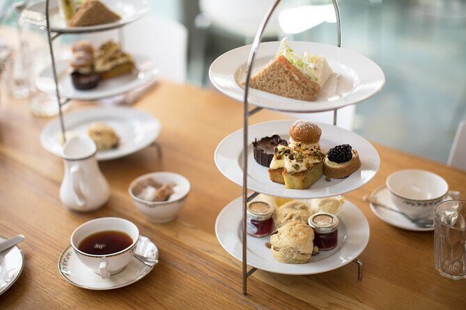 Royal London Tour with Westminster Abbey Visit & Afternoon Tea - Buckingham Palace viewing: changing the pace with ceremony