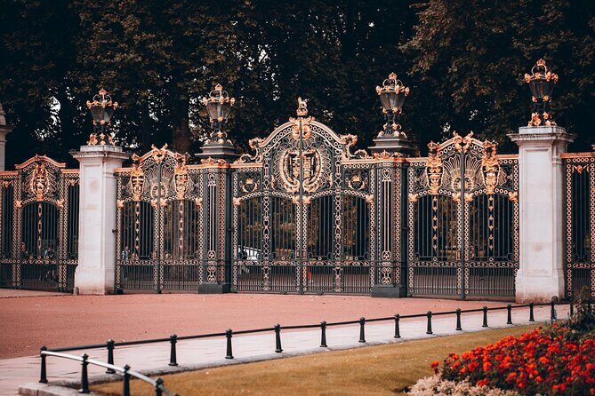 Royal Tour w/ Buckingham Palace Tickets - Semi-Private 8ppl Max - A Royal Walk Built for Seeing More Than One Royal Era