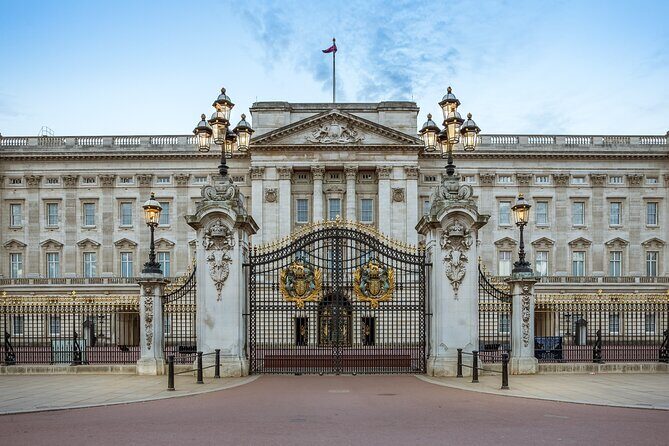 Royal Tour w/ Buckingham Palace Tickets - Semi-Private 8ppl Max - Queen Victoria Memorial to the Palace Gates: Closing the Story