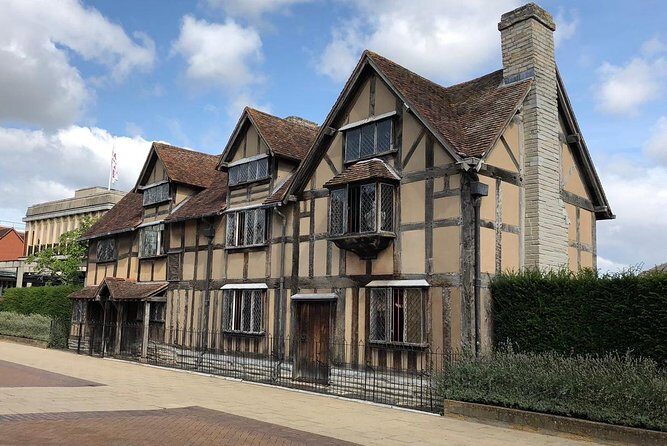 Royal Windsor Cotswold & Shakespeare Country in Executive Vehicle Private Tour - Executive vehicle logistics: pickup, Wi‑Fi, and staying on schedule
