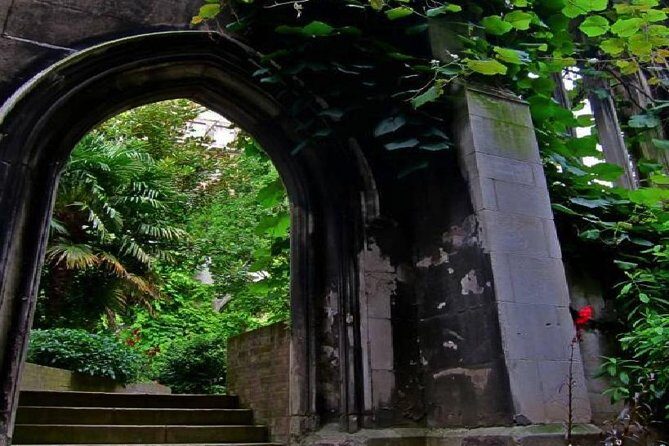 Secret Gardens of the City of London Private Tour - Private guide meets you in the City’s old streets