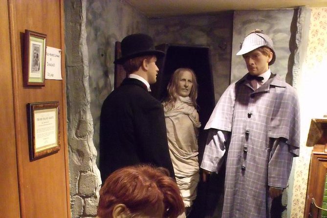 Sherlock Holmes Museum & Westminster Walking Tour - Buckingham Palace to Trafalgar Square: the royal-to-statue transition