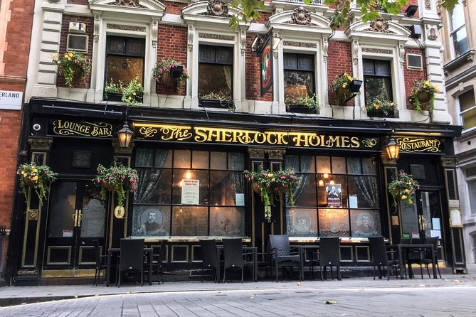 Sherlock Holmes Private Guided Tour - BBC Series & Traditional Locations - The Sherlock Holmes statue: fast photo fun with a Deerstalker touch