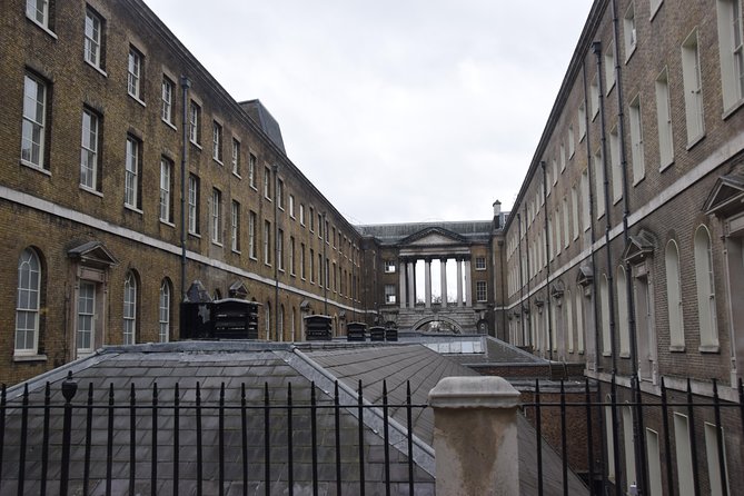 Sherlock Holmes Walking Tour in London - The Diogenes Club and the no-talking rule moment