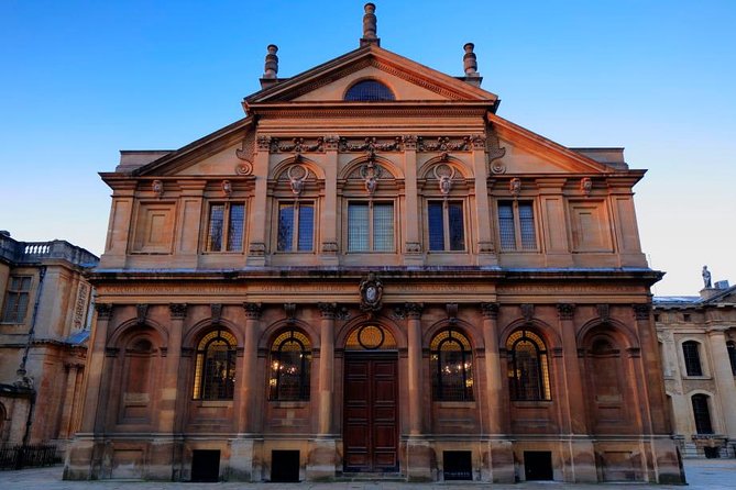Small and Exclusive Oxford Highlights Tour - Clarendon Building and the Oxford University entrance feel