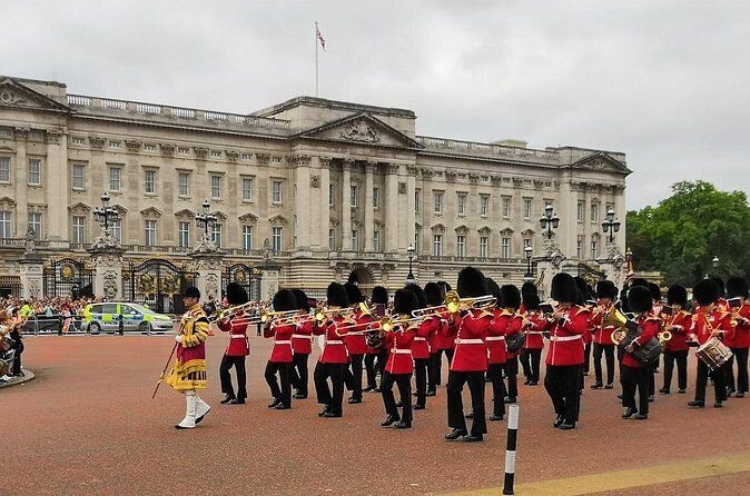 Small Group Changing the Guard & Buckingham Palace tickets - Stop 1 reality check: crowds and keeping your view
