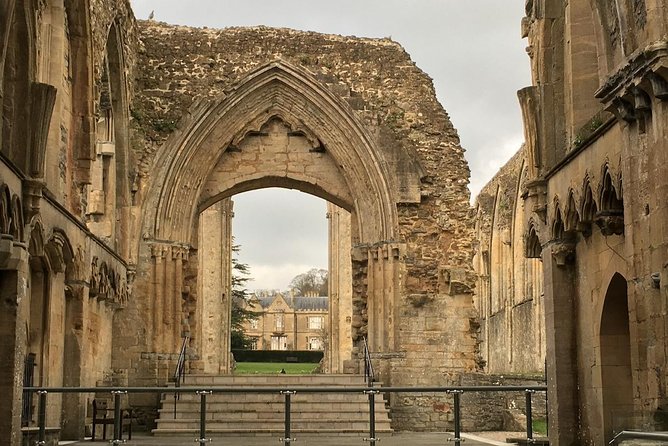 Small-Group Day Trip to Stonehenge, Glastonbury, and Avebury from London - Chalice Well Gardens: Holy Grail legends in the middle of your day