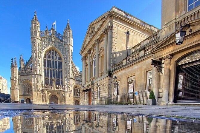 Small Group smartphone Bath Walking Tour around Bath - Stop 1: The Circus photos that highlight Bath’s curves