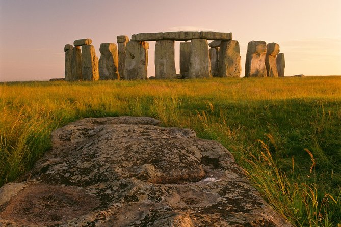 Small-Group to Bath, Lacock, Avebury and Stonehenge from London - The drive through ancient England: Roman roads, burial chambers, and Silbury Hill
