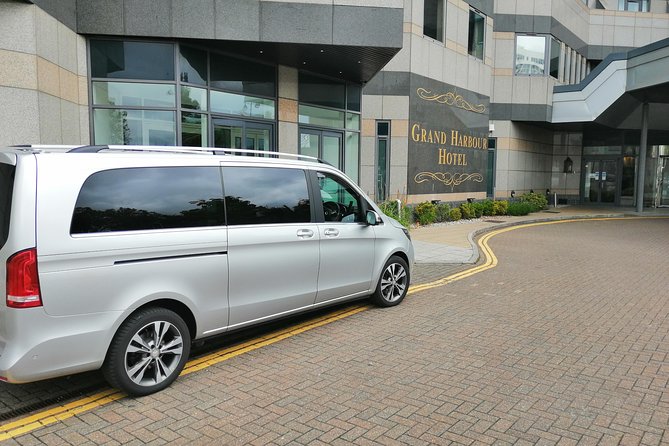 Southampton Cruise Terminal/Hotel to London with Stops at Salisbury & Stonehenge - Door-to-door from Southampton to London, with Stonehenge as the detour