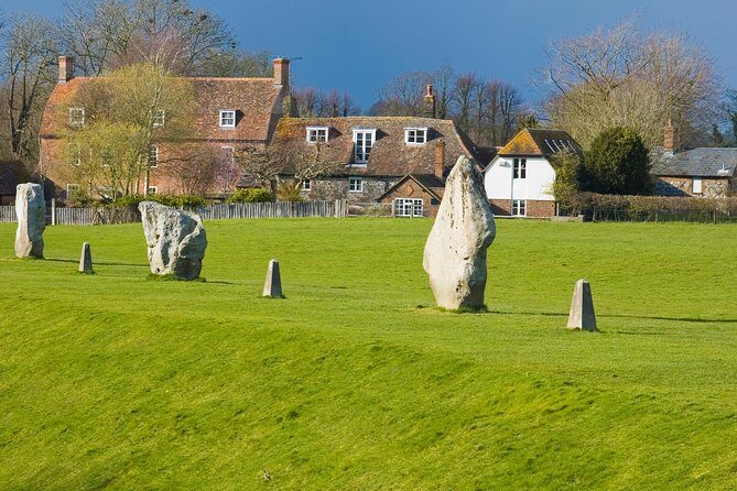 Stonehenge and The Stone Circles of Avebury Day Trip from London - The guide and driver factor: what makes the day feel smooth