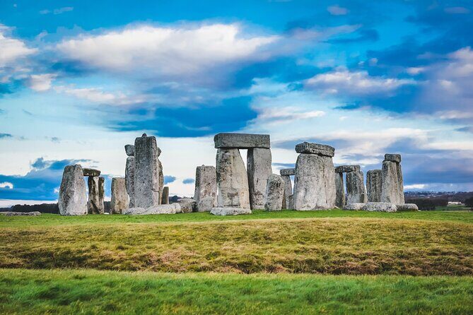 Stonehenge & the Cotswolds Including Admission from Bath - Avebury’s giant ring: the free stop that makes the day feel balanced