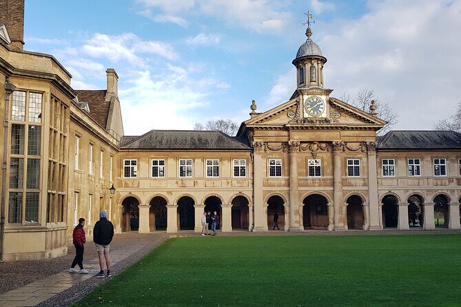 Tangential Cambridge: Private Walking Tour of Cambridge - Trinity College gate talk and the cheeky-student vibe