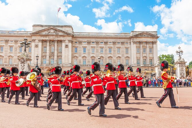 The Changing of the Guard Tour and Buckingham Palace - The royal route from Green Park: how you get your bearings fast