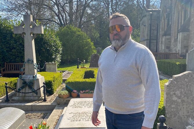 The Cotswolds Private Black Cab Tour with Hotel Pick up - Burford: a River Windrush market town in 40 minutes