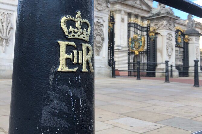 The Life & Legacy of Queen Elizabeth II-A Royal Private Tour - Start at the Constance Fund fountain of Diana: a calm first beat