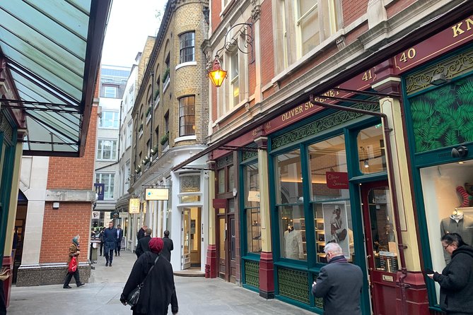 The Magic of Harry Potter Private Guided Tour for Kids and Families in London - King’s Cross: Platform 9¾, the trolley photo, and shop time