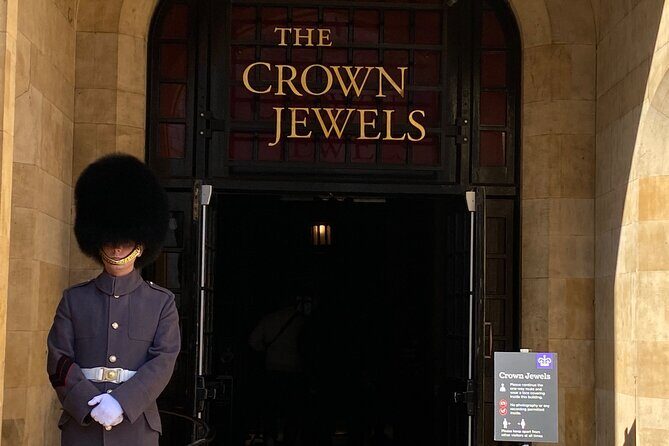 The Tower of London - Small Group Tour with a Local Expert - Pacing, walking, and the weather reality check