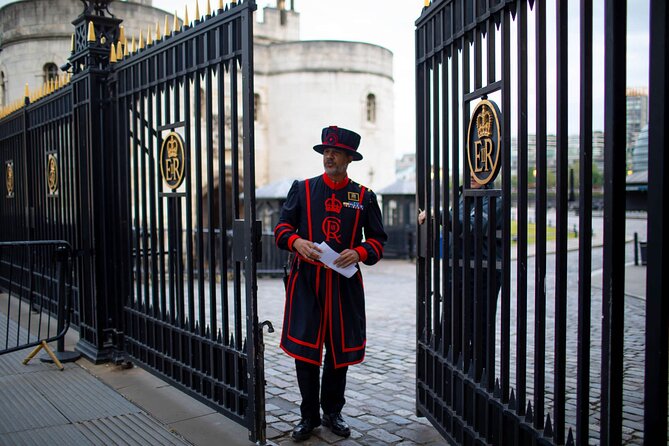 Tower of London After Hours Tour with Beefeater & Keys Ceremony - Logistics that make or break a night tour (bring the right stuff)