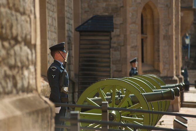 Tower of London: Crown Jewels & Beefeater Opening Ceremony - Pace and walking: the one thing you should plan for