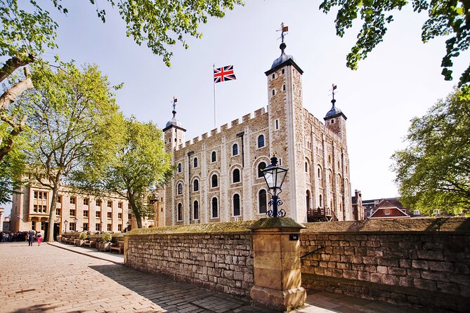 Tower of London Fully Guided Private Tour - Tower ravens and Beefeaters: the characters you can feel