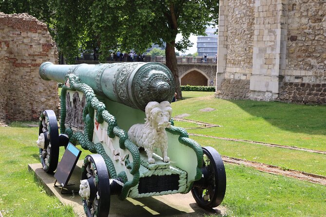 Tower of London Guided Tour, Crown Jewels, Tower Bridge - The guided Tower of London hour: palace, prison, executions