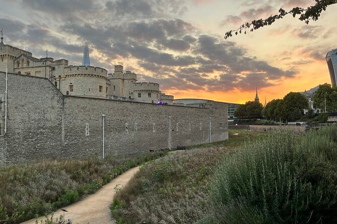 Tower of London Private Tour for Families and Friends - Tower Hill start: where the tour begins and how it feels