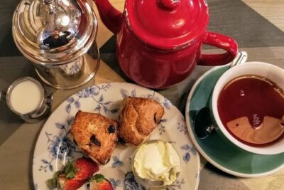 Traditional English Walking Food Tour With London Food Tours - Borough Market tastings: oysters, pies, seafood, and the classics