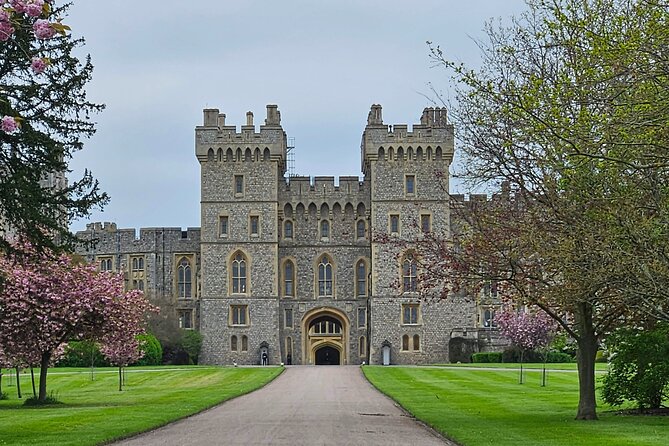 Transfer from Southampton to Heathrow via Stonehenge and Windsor - Southampton to Heathrow with Stonehenge and Windsor: a smart cruise-day move
