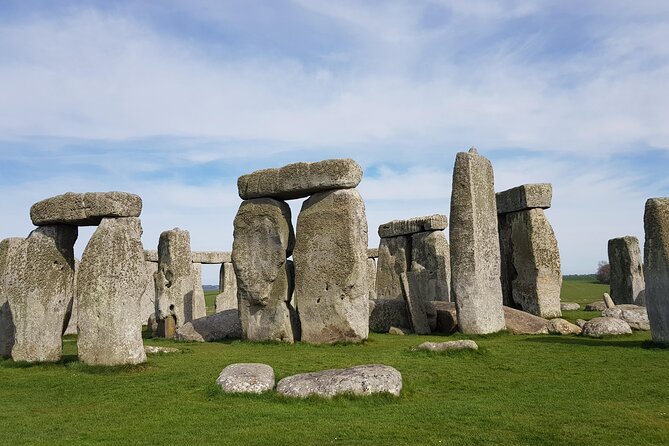 Transfers between Southampton and London via famous attractions - Comfort on wheels: air-con, water, breaks, and fees covered