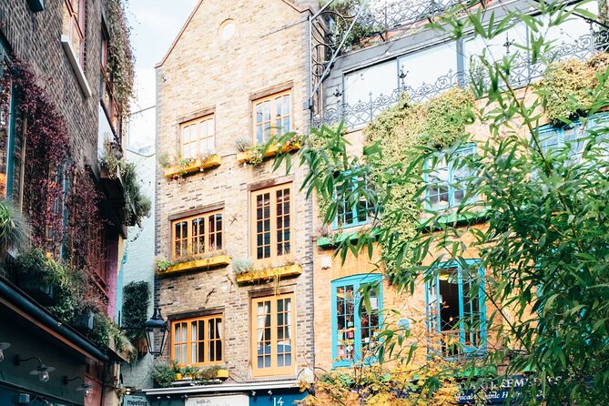 Ultimate Guided Tour of London - Soho for about 15 minutes: creativity on the street