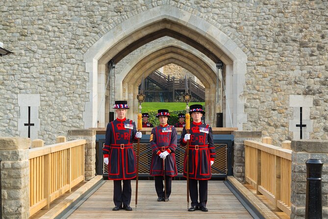 VIP Tower of London and Crown Jewels Tour with Private Beefeater Meet & Greet - Tower of London Highlights: White Tower, Ravens, Battlements, and Execution History