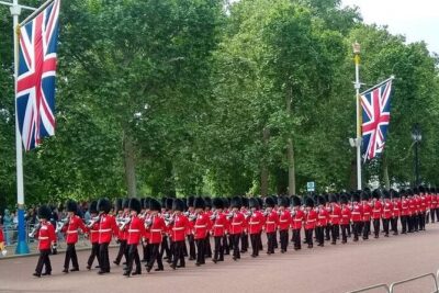 Visit Westminster Abbey & Churchill War Rooms & Westminster Tour - Buckingham Palace and Green Park: royal grandeur with a possible guard show