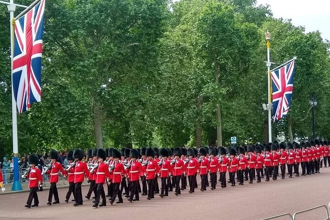 Visit Westminster Abbey & Churchill War Rooms & Westminster Tour - Buckingham Palace and Green Park: royal grandeur with a possible guard show