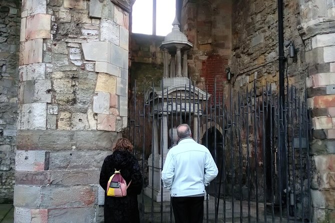 Walk the Secrets of the Titanic - Pacing and walking comfort: small group, real streets