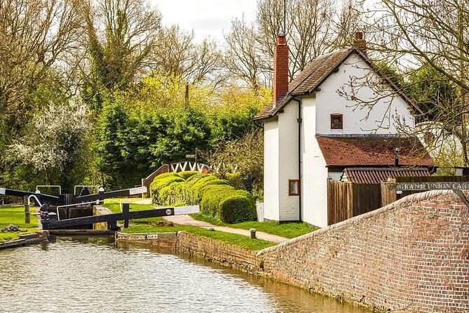 Warwickshire & Stratford-Upon-Avon Self-Guided Audio Tours - Pacing you control: walking without the group-speed pressure