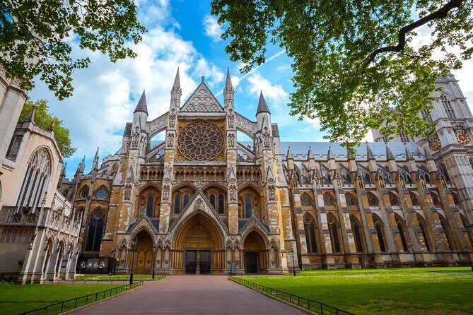 Westminster Abbey Priority Access & Big Ben, Buckingham Tour - St. James’s Park and Horse Guards Parade: the ceremony zone