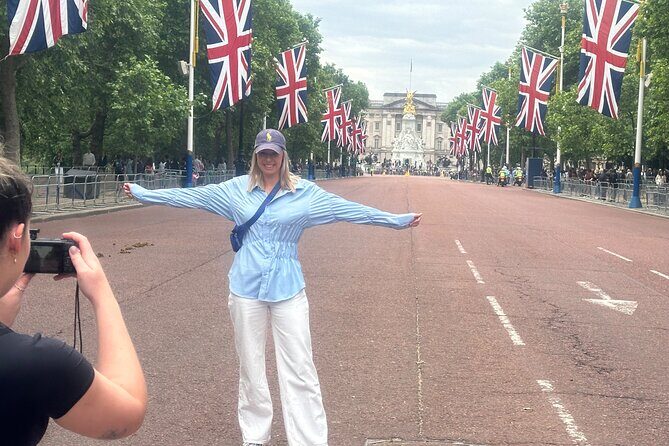 Westminster Highlights Black Cab Tour with Hotel Pick Up - Piccadilly Circus, Hyde Park Corner, Nelson’s Column, and Trafalgar Square