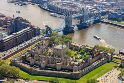 Westminster Walking Tour, River Cruise & Tower of London Entry - Buckingham Palace and the Royal Mall: timing the Guard (when it’s on)
