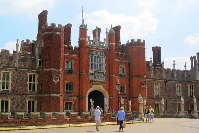 Windsor Castle and Hampton Court Private Car with Driver Guide - Comfort and accessibility: good support if you need adjustments