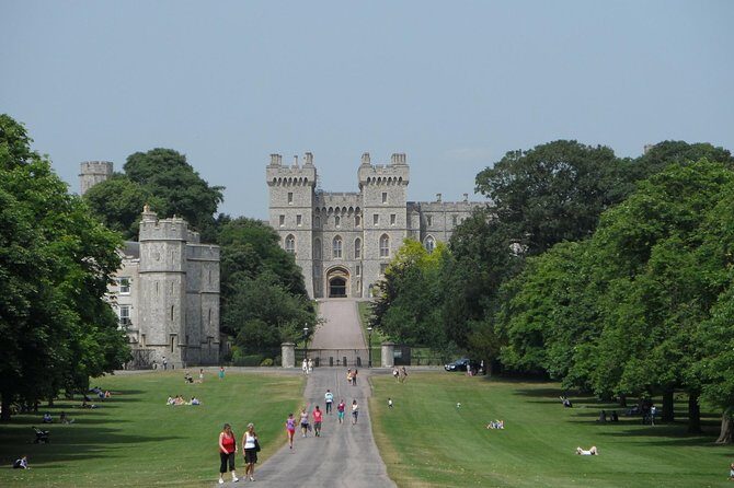 Windsor Day Trip from London with a Local: Private & 100% Personalized - London to Windsor by train with a host who sets the tone