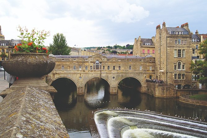 Windsor, Stonehenge and Bath Day Trip from London Spanish - Stonehenge in one hour: what you’ll see, what you won’t