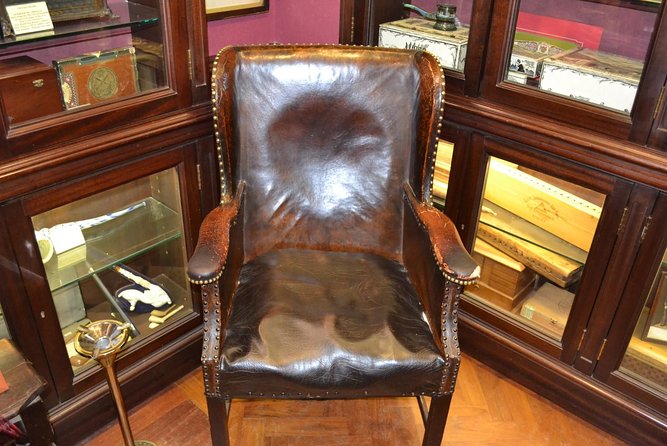Winston Churchill's London - A Very Small Group Walking Tour - James J. Fox & Robert Lewis: cigars as a personality you can taste